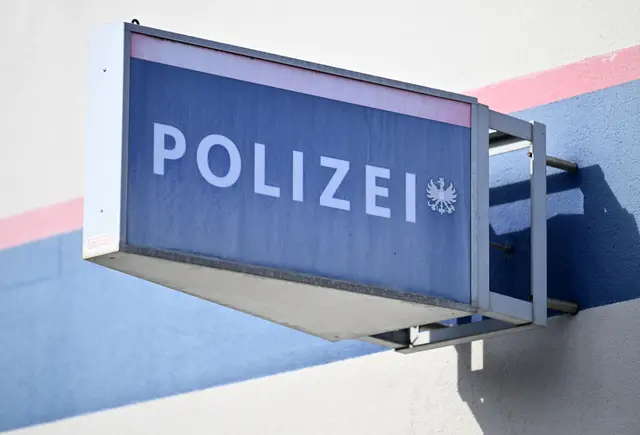 Derzeit würde eine HIV-Infektion aus Gründen der Medikamenten-Therapie mit einer Dienstuntauglichkeit bei der Polizei gleichgesetzt. Die Aids Hilfe Wien geht dagegen vor. (Symbolbild) | Foto: HANS KLAUS TECHT / APA / picturedesk.com