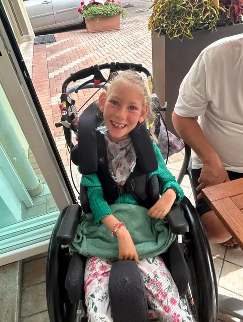 Lina leidet von Geburt an unter schweren Einschränkungen – durch die BezirksRundSchau-Christkind-Aktion soll der Zehnjährigen nun geholfen werden. | Foto: Scurtu