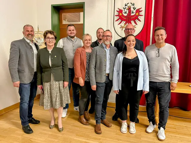 Der neu gewählte Ausschuss des Schützenviertels Tirol Mitte freut sich auf die kommenden Aufgaben.
V.l.n.r.: Florian Kiechl, Maria Luise Feichtner, Matthias Markl, Nicole Wegscheider, Gerhard Mair, Thomas Zangerl, Christian Meischl, Anika Maaß und Klaus Mairoser | Foto: BTSK