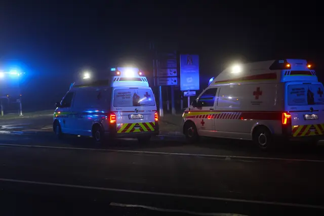 Zwei Pkw krachen bei der Auffahrt zur A8 bei Pichl im dichten Nebel zusammen – drei verletzte Personen. | Foto: laumat.at