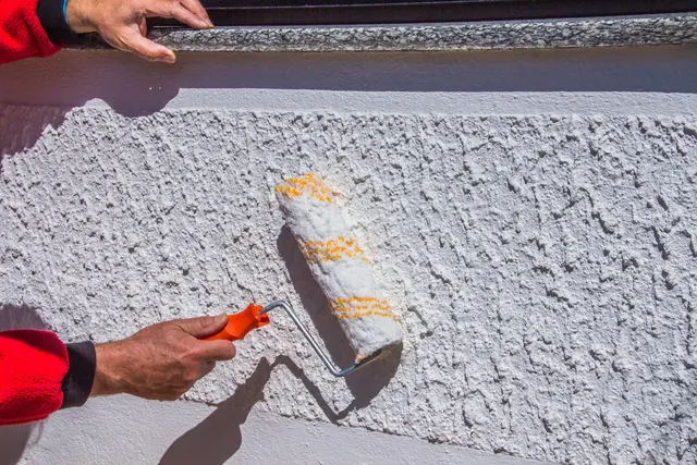 Unbekannte Täter sollen sich als Arbeiter ausgegeben und ohne Zustimmung die Fassade des Villachers zu streichen begonnen haben. (Symbolfoto)  | Foto: stock.adobe.com/at/Egon  