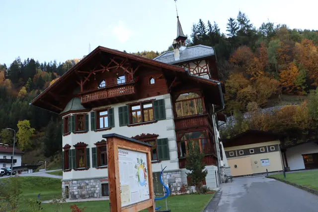 Die "Villa" einst von "A. Draxl's Söhne" errichtet, dient heute als Gemeindehaus. | Foto: Thomas Seelos