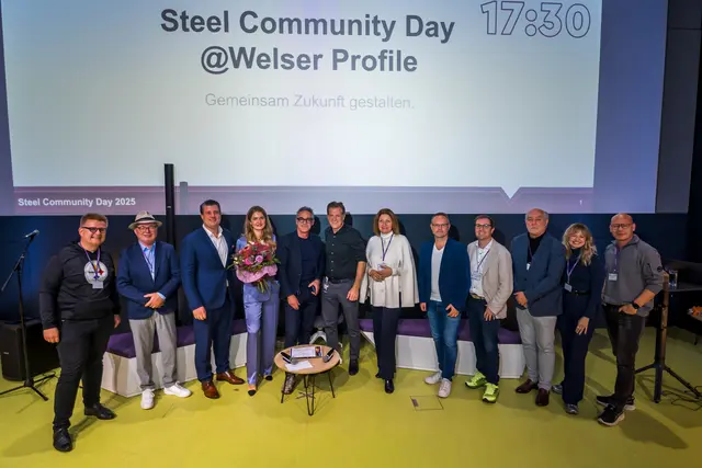 Diskussionsteilnehmer und Vortragende sowie Sophia Welser (mit dem Blumenstrauß), daneben Christian Clerici und Thomas Welser. | Foto: Welser Profile