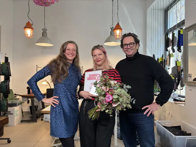 v. l.: W24-Moderatorin Mel Merio, Wiener Heldin aus Neubau, Annamaria Tolvaly und Bezirksvorsteher Markus Reiter (Grüne) bei der Preisübergabe. | Foto: Matthias Pandrea/Mein Bezirk