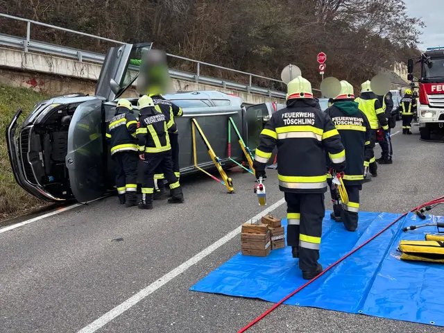 Das Ehepaar sei durch den Unfall unbestimmten Grades verletzt worden. | Foto: LM Johannes Schwarzfurtner, FF Töschling