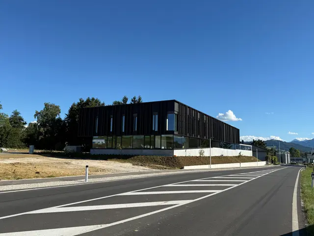 Ein moderner Holzriegel-Betonbau: Die neue Firmenzentrale von Elektrotechnik Höllhuber an der Ortseinfahrt von Wartberg. | Foto: Höllhuber