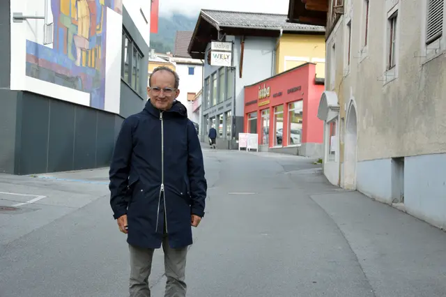 Bei einem Rundgang durch die Imster Innenstadt sieht Architekt und Leerstandsberater Werner Burtscher viel Potential.  | Foto: Stadt Imst/Kolp
