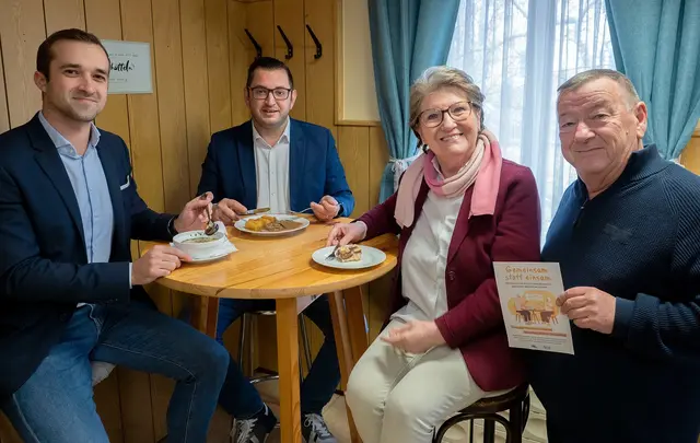 Stadtrat Kevin Pfann, Sozialstadtrat Philipp Gerstenmayer (beide FPÖ), Vizebürgermeisterin Erika Buchinger (ÖVP) und Seniorenklub-Leiter Gerhard Grill. | Foto: Stadt Wiener Neustadt/Maurer