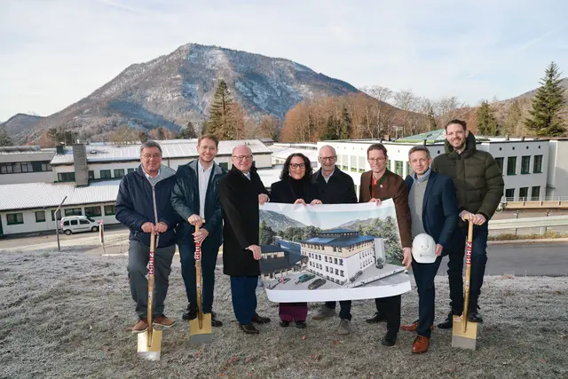 Beim Baustart für die erste Bauetappe der Umbau-, Sanierungs- und Erweiterungsmaßnahmen beim Werkschulheim Felbertal im Bild von links: Josef Rettenwander (GF RHZ Bau), Direktor Mathias Burgstaller, Bildungsdirektor Rudolf Mair, Bildungslandesrätin Daniela Gutschi, Christoph Paulweber (Vorsitzender des schulerhaltenden Vereins), Bürgermeister Johannes Fürstaller (Ebenau), Alexander Spraiter (GF tennenbau consulting) und Patrick Kofler (kofler architects). | Foto: Neumayr