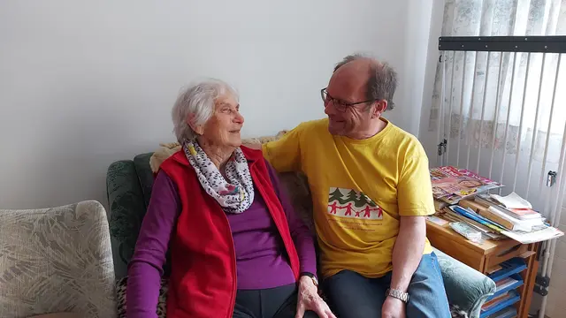 Johannes Schachinger ist seit fünf Jahren im Caritas-Besuchsdienst. Er begleitet wöchentlich zwei Personen, darunter Frau Berger. | Foto: Caritas