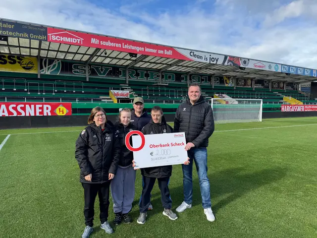 Die Beschäftigten der Werkstätte Ried, Barbara Beham, Lea Gschwandtner, Mitarbeiter Mario Friedl, der Beschäftigte Roland Feichtlbauer und Tim
Entenfellner vom SV Ried. | Foto: SV Ried