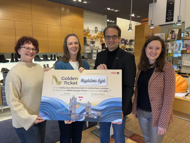 Übergabe des Gutscheins für den Hauptpreis: Viktoria Kastner, Magdalena Hajek, Rudolf Stolz und Katja Hametner | Foto: Lauren Fahrenberger / MeinBezirk