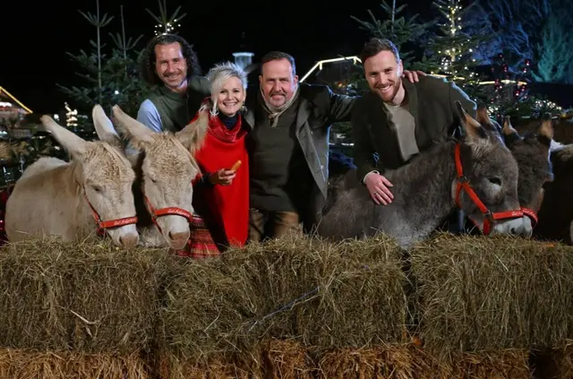 Die Meissnitzer Band auf Kuschelkurs mit den geretteten Eseln. | Foto: Gut Aiderbichl