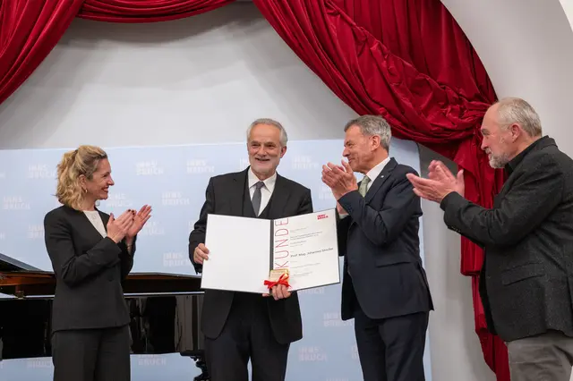 Johannes Stecher, der langjährige Leiter der Wiltener Sängerknaben und des Mädchenchors Wilten, nahm am 18. November den „Preis für künstlerisches Schaffen der Landeshauptstadt Innsbruck 2025“ in der Sparte Musik entgegen.
Vizebürgermeister Georg Willi, Kulturamtsleiterin Isabelle Brandauer und der Laudator Maximilian Bauer gratulierten im Ursulinensaal.

  | Foto: Reinhold Sigl