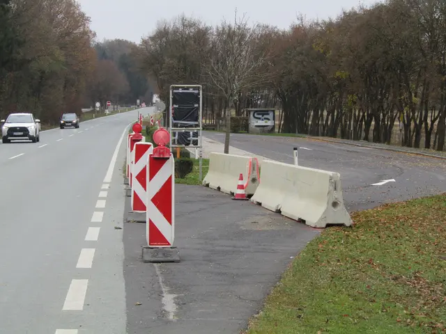 Die gegenüberliegenden Parkplätze beiderseits der Bundesstraße zwischen Dobersdorf und Königsdorf sind aufgelassen worden. | Foto: Peter Sattler