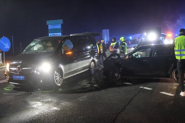 Zwei Pkw krachen bei der Auffahrt zur A8 bei Pichl im dichten Nebel zusammen – drei verletzte Personen. | Foto: laumat.at