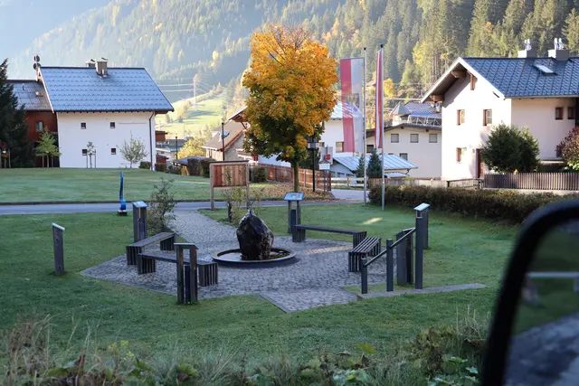 Der gemütliche Dorfplatz vor dem Gemeindeamt in Flirsch. | Foto: Thomas Seelos