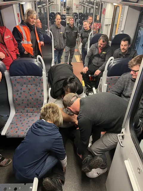 Das Personal von Stern &amp; Hafferl übte mit dem Roten Kreuz praxisnah Erste Hilfe für Notfälle im Bahn- und Werkstattbereich.
 | Foto: RK Eferding &amp; Stern &amp; Hafferl Verkehr