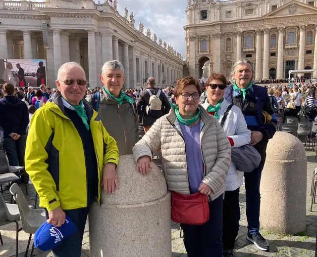 Auf einem Foto am Petersplatz zu sehen sind Werner und Martina Gradwohl sowie Sylvia und Richard Kampits aus Kobersdorf bzw. Lindgraben gemeinsam mit dem ehemaligen Landtagspräsidenten Walter Temmel. | Foto:  Werner Gradwohl