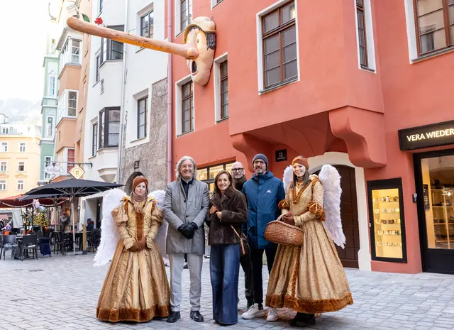 20 kunstvoll und in feinster Handarbeit erneuerte Figuren sowie fünf imposante Riesen führen von der Altstadt in die Kiebach- und Seilergasse und erzählen dabei mit liebevoller Detailtiefe zeitlose Märchengeschichten.
Im Bild (v.l.:) Michael Perger (Obmann des Innsbrucker Zentrumsvereins), Julia Sparber-Ablinger (Head of AUDIOVERSUM), Christian Sonnewend (Grafikdesigner und Projektleiter) und Peter Paul Mölk (Obmann von Innsbruck Tourismus) mit den Engeln der Bergweihnacht. | Foto: Thomas Steinlechner