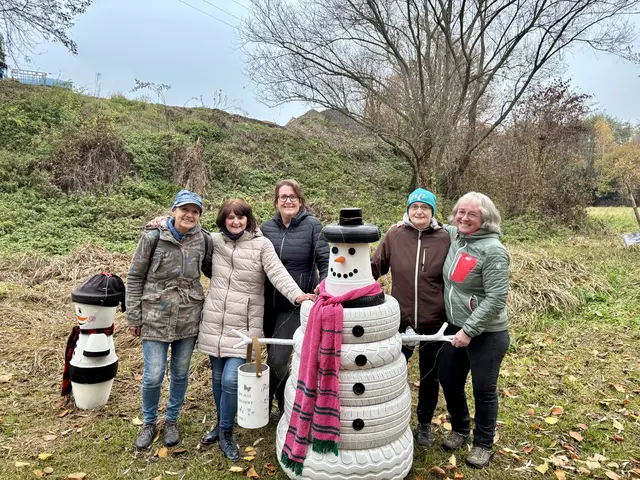 Monika Almer, Angela Geier, Heike Mauerhofe, Maria Jandl und Rosi Cividino sind fünf der fleißigen Christkindl-Helferinnen aus der Pöllauer Kircheacker-Siedlung, die auch heuer wieder eine 1,6 Kilometer lange Strecke voller Weihnachtszauber gestalten. | Foto: Margot Jeitler