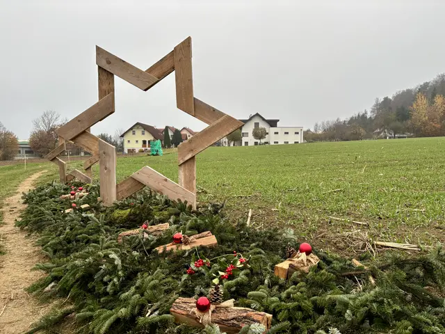 Aus Holzscheiten kann man auch kleinen Weihnachtspackerl machen. | Foto: Margot Jeitler