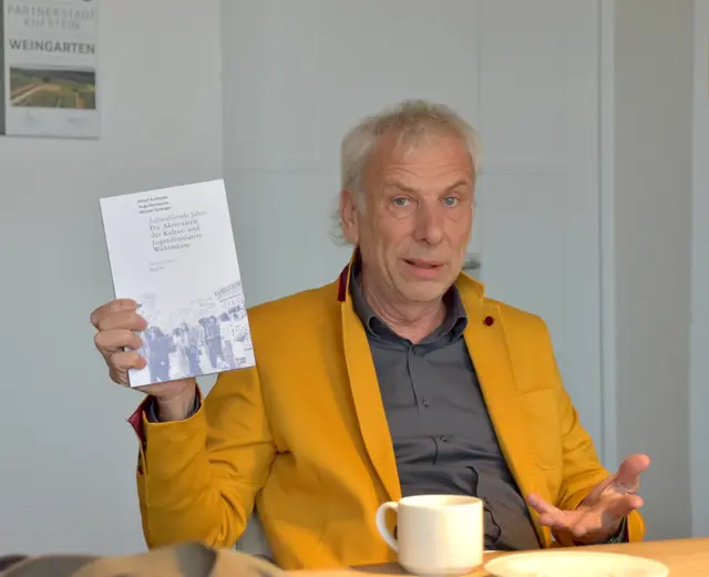 Projekt-Initiator Andreas Falschlunger hält das Buch bereits in den Händen. | Foto: Barbara Fluckinger