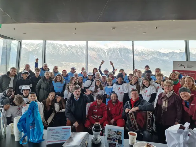 Eine Schulklasse der Sportmittelschule Hötting West und Volksmusiker Marc Pircher begleiteten die Challenge und unterstützten die Teilnehmenden beim Aufstieg. | Foto: Reha Innsbruck