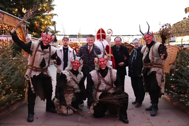 Bürgermeister Christian Scheider und Organisator Josef Pickl-Hafner sowie Direktor des Kärntner Brauchtumsverbandes Gerhard Winkler laden zum Klagenfurter Krampusumzug ein. | Foto: StadtKommunikation / Buchner