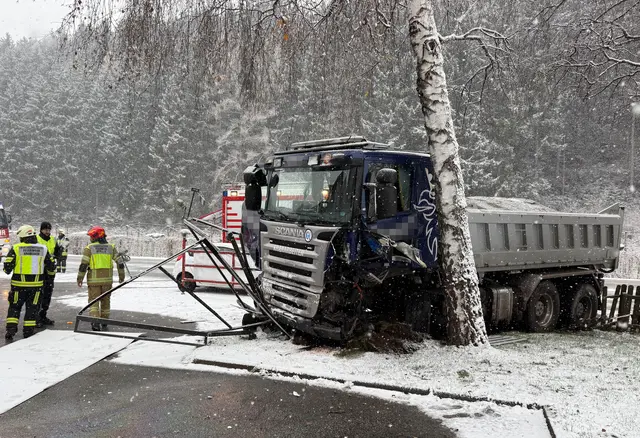 Beide Fahrer wurden verletzt und vom Notarzt erstversorgt, bevor sie mit der Rettung ins Krankenhaus Schwaz gebracht wurden. | Foto: Zoom.Tirol