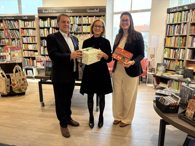 Weihnachten stärkt die lokale Wirtschaft: Wolfgang Ecker, Präsident der Wirtschaftskammer Niederösterreich, Niederösterreichs Landeshauptfrau Johanna Mikl-Leitner, Elisabeth Ivancich, Geschäftsführerin Buch KRAL | Foto: Tanja Handlfinger