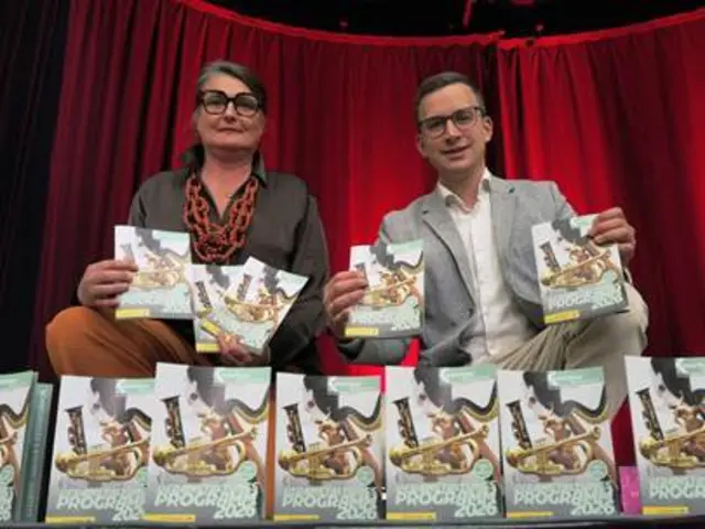 Bürgermeister Stefan Schröter und Andrea Topitz-Kronister präsentieren das neue Programmheft. | Foto: Gemeinde Ziersdorf