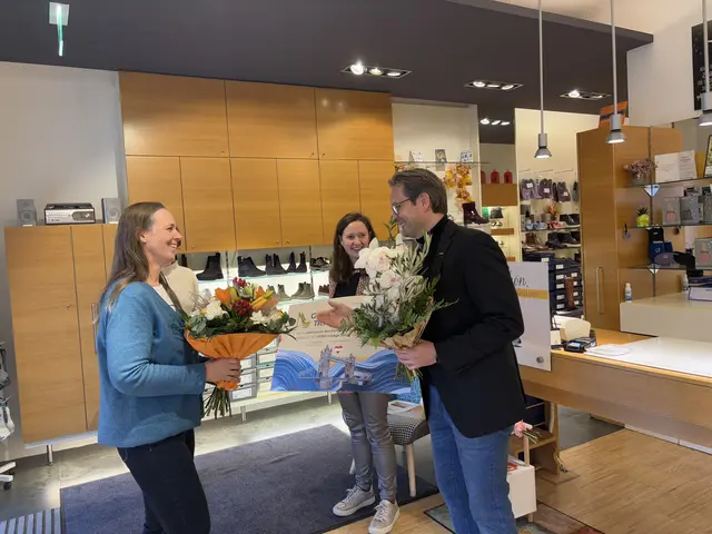 Berufszweigobmann der WKNÖ Rudolf Stolz gratuliert der Gewinnerin zur Reise nach London | Foto: Lauren Fahrenberger / MeinBezirk