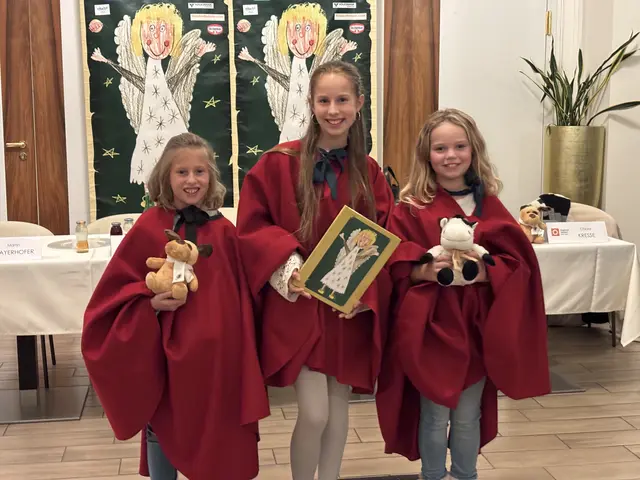 Das Christkind Victoria Kuehs (Mitte) gemeinsam mit den beiden Hauptengeln Ella Horner (l.) und Hanna Michitsch (r.) | Foto: MeinBezirk/Chiara Kresse