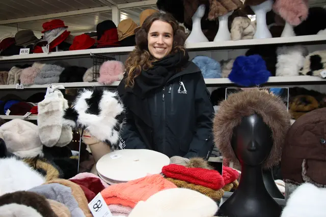 Hüte, Mützen und Schals von Angelika Hutegger bot Sonja an.