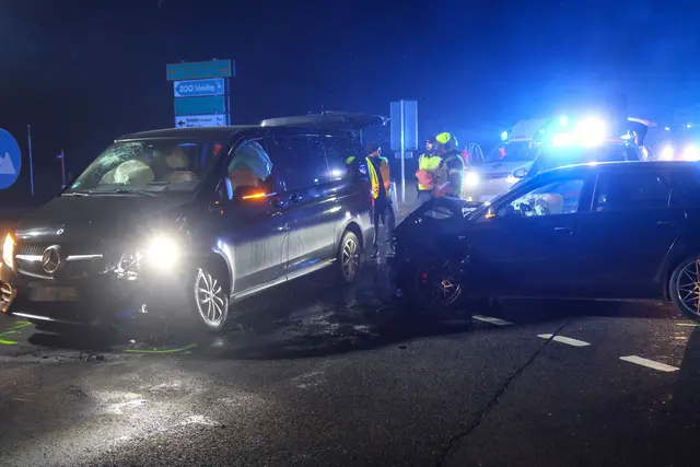 Zwei Pkw krachen bei der Auffahrt zur A8 bei Pichl im dichten Nebel zusammen – drei verletzte Personen. | Foto: laumat.at