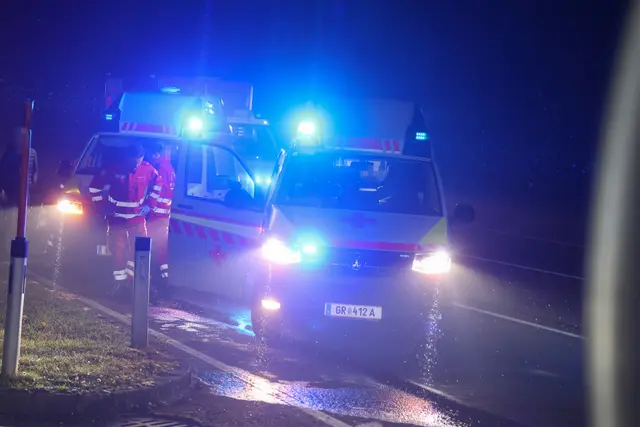Zwei Pkw krachen bei der Auffahrt zur A8 bei Pichl im dichten Nebel zusammen – drei verletzte Personen. | Foto: laumat.at