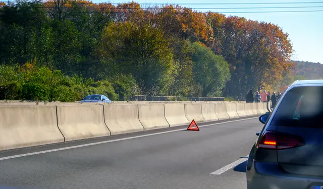 Der 23-Jährige sei mit seinem Klein-Lkw recht von der Fahrbahn abgekommen. (Symbolfoto)  | Foto: stock.adobe.com/at/ leesle  