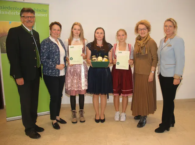 Bei der Auszeichnung der besten land- und forstwirtschaftlichen Lehrlinge in Niederösterreich standen NÖ Landarbeiterkammer-Präsident Andreas Freistetter, NÖ Landwirtschaftskammer-Vizepräsidentin Andrea Wagner, Landesrätin Christiane Teschl-Hofmeister und NÖ LAK-Vizepräsidentin Judith Hartl gemeinsam mit den drei geehrten Lehrlingen Anna Kurka, Alina Tiefenbacher und Bianca Wagner stellvertretend für insgesamt 21 Ausgezeichnete vor der Kamera. | Foto: NÖ LAK