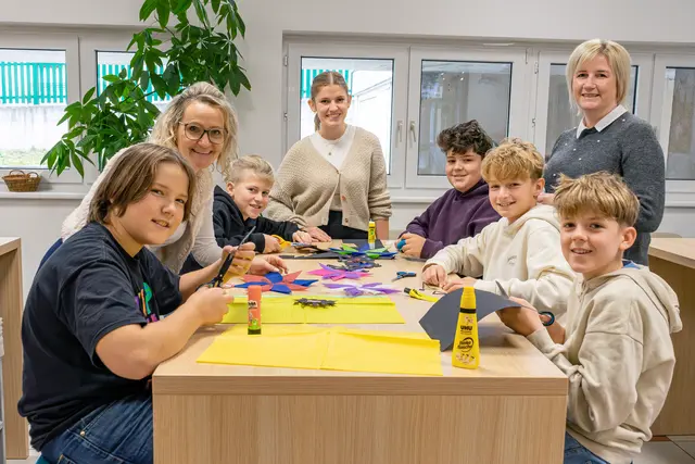 Theo Wöß, Maxi Groiss, Maxim Schuster, Nico Kobben und Mikhail Tulinov – Schüler der 2a; Lehrerin Doris Kraml; sowie Doris Wögerbauer und Anita Katzinger vom Stift Schlägl.  | Foto: Stift Schlägl