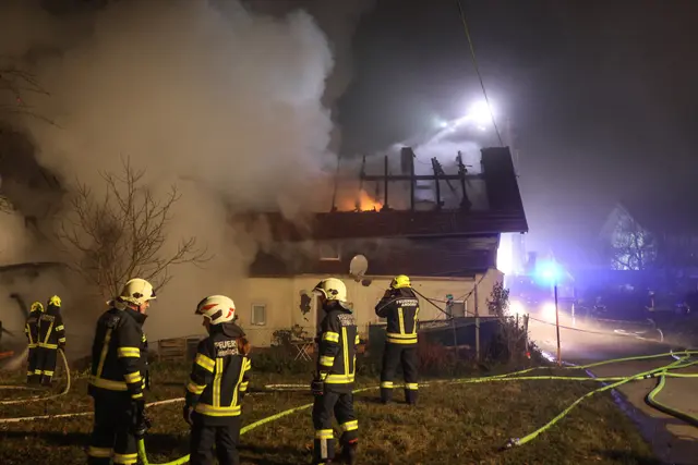 Ein Wohnhaus mit Wirtschaftsgebäude stand in Vollbrand. | Foto: laumat