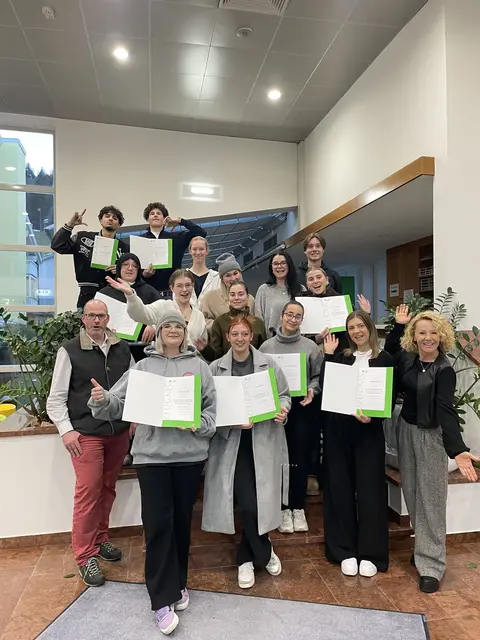 14 Lehrlinge absolvierten erfolgreich die Lehrlingsakademie. Im Bild mit Udo Voglreiter (WIFI) und Renate Ecker (Lehrlingsleiterin der Tourismus-Lehrlingsakademie). | Foto: WIFI Salzburg