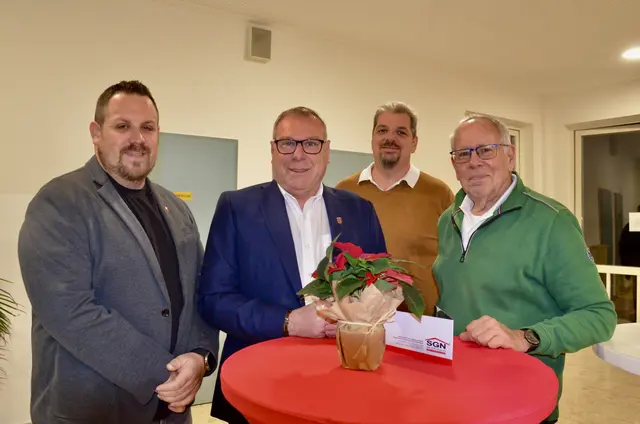 Bürgermeister Helmut Berger und Gemeindevorstände Andreas Berger und Alexander Gruber, sowie Energieberater Günter Moraw gratulierten den Mieterinnen und Mietern aufs Herzlichste. | Foto: Elisabeth Peinsipp