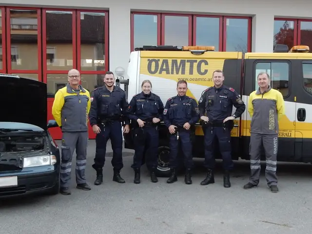 ÖAMTC Schärding und die Schärdinger Polizei arbeiteten zusammen in einer Schwerpunktaktion: Statt eines Strafzettels tauschten ÖAMTC-Techniker defekte Lämpchen bei Autos direkt vor Ort kostenlos aus.  | Foto: ÖAMTC
