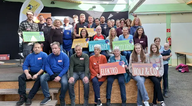 Über 30 freiwillige Helferinnen und Helfer engagierten sich beim 2. Repair Café des Jahres in Höfen. | Foto: Charly Winkler