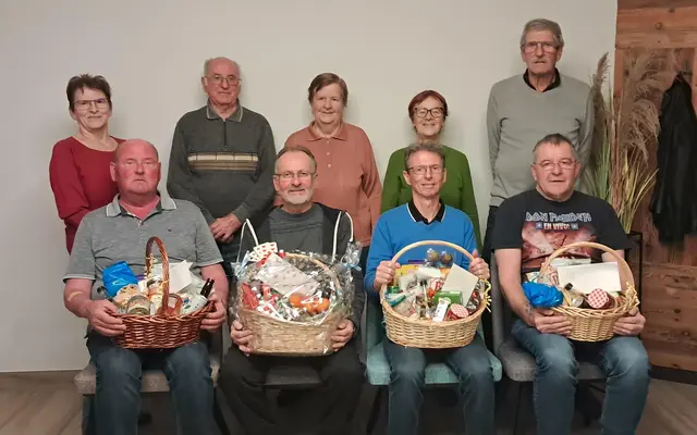 Foto sitzend v.l.n.r.:

Ludwig Steidl, Gottfried Krammel, Erwin Suchan, Andreas Schlager,

stehend: Irmgard Schlager, Franz Kisling, Herta Neubauer, Herta Huber-Priesching, Karl Weber