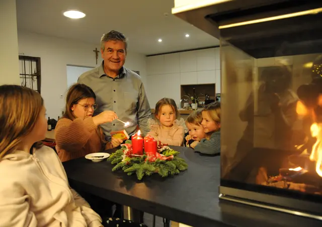 Stefan Schaub, Bezirkssachbearbeiter Vorbeugender Brandschutz, spricht mit Kindern und Familien über sicheres Verhalten in der Adventzeit.
 | Foto: Wolfgang Zarl