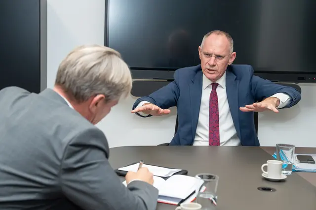 Am richtigen Weg: Innenminister Gerhard Karner im MeinBezirk-Gespräch über Personal, Cyber-Security und harte Migrationspolitik. | Foto: MeinBezirk/Valentina Marinelić