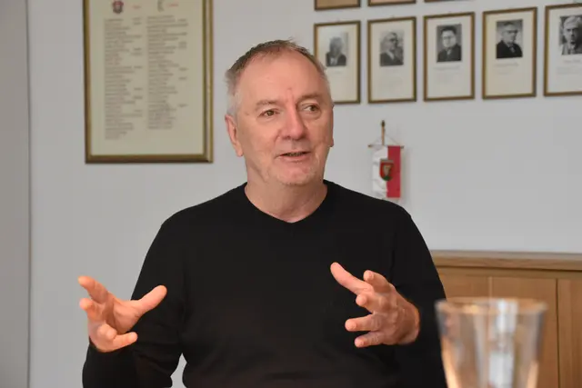 Autor Michael Sprenger bei der ersten Präsentation des neuen Bandes 9 der Edition Kufstein "Aufwühlende Jahre. Die Aktivitäten der Kultur- und Jugendinitiative Wühlmäuse".   | Foto: Barbara Fluckinger