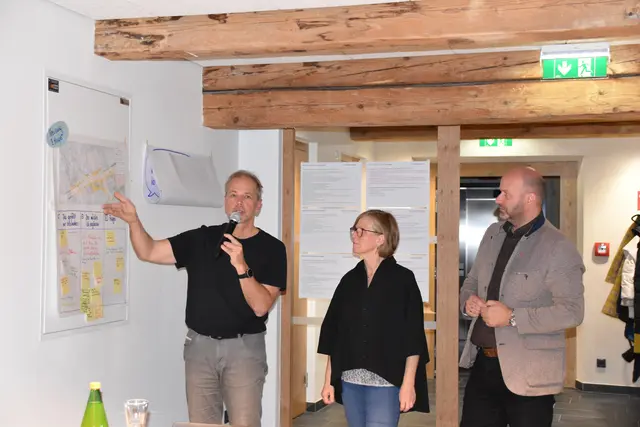 Norbert und Ruth Buchauer von U1architektur begleiten den Dorfkernentwicklungsprozess, in den sich auch die Miederer Bevölkerung einbringen konnte. | Foto: Kainz